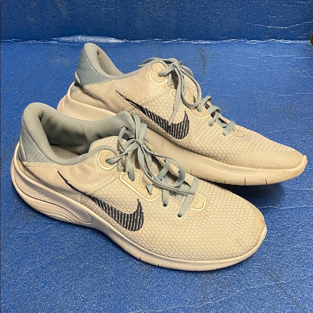 Men’s Nike Flex trainer light blue size 10.5